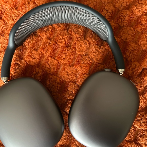 Apple AirPod Max’s - Picture 4 of 8